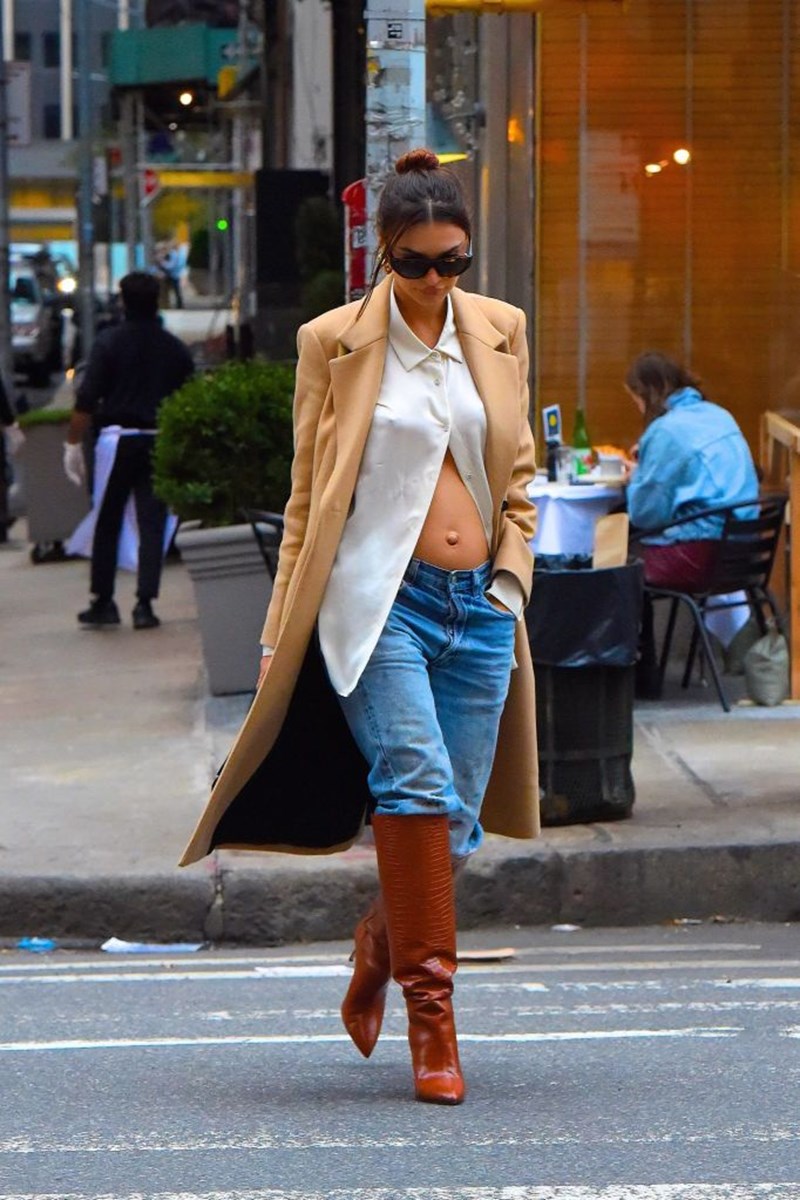H Emily Ratajkowski ξέρει πολύ καλά πώς να απογειώσει ένα denim παντελόνι (και το κάνει συνέχεια!) - εικόνα 3