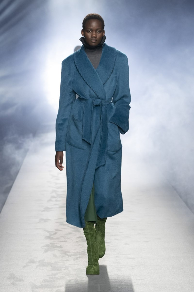 Στο show της Alberta Ferretti είδαμε τον πιο cool χρωματικό συνδυασμό της χρονιάς - εικόνα 2