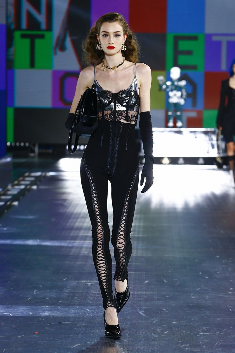 Dolce & Gabbana: Η AW21 συλλογή του οίκου φωνάζει '90s και ταυτόχρονα μοιάζει να έχει έρθει από το μέλλον - εικόνα 22