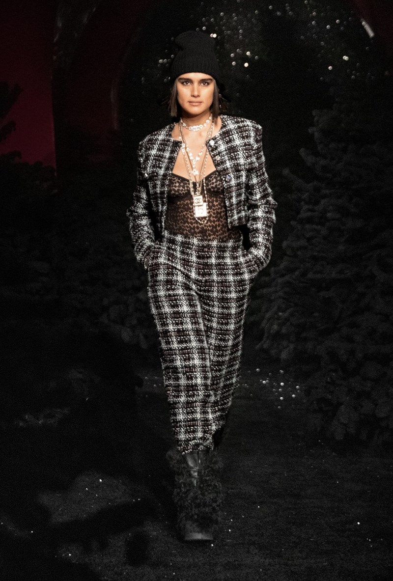 Το AW21 show της Chanel είναι ένα rock, parisian πάρτι - εικόνα 5