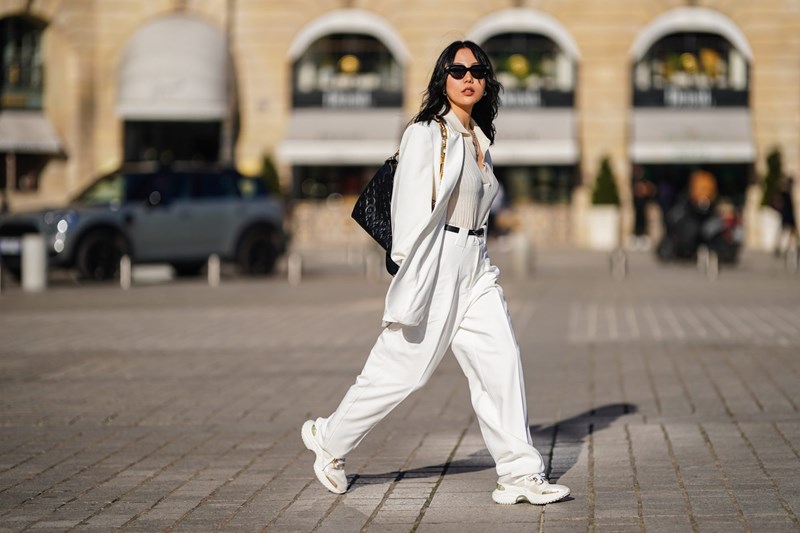 Κοστούμι με sneakers: Γιατί κάθε γυναίκα κρύβει μέσα της ένα girl boss - εικόνα 4