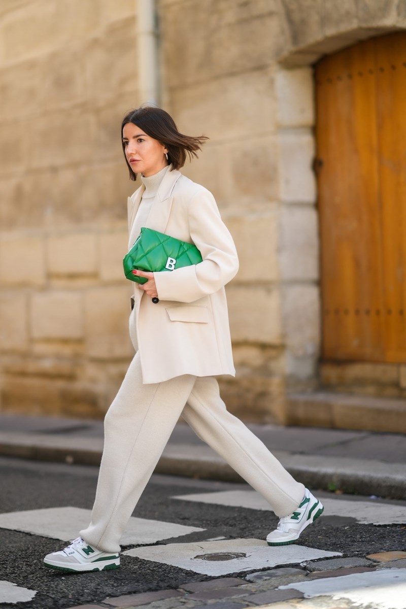 Κοστούμι με sneakers: Γιατί κάθε γυναίκα κρύβει μέσα της ένα girl boss - εικόνα 1