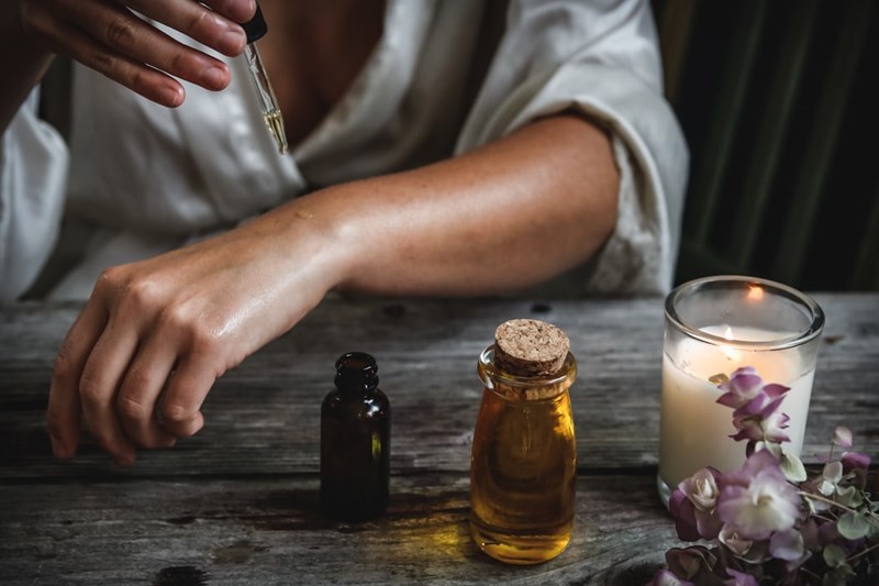Jojoba Oil: Το φυσικό συστατικό που αξίζει μια θέση στην skincare ρουτίνα σου - εικόνα 1