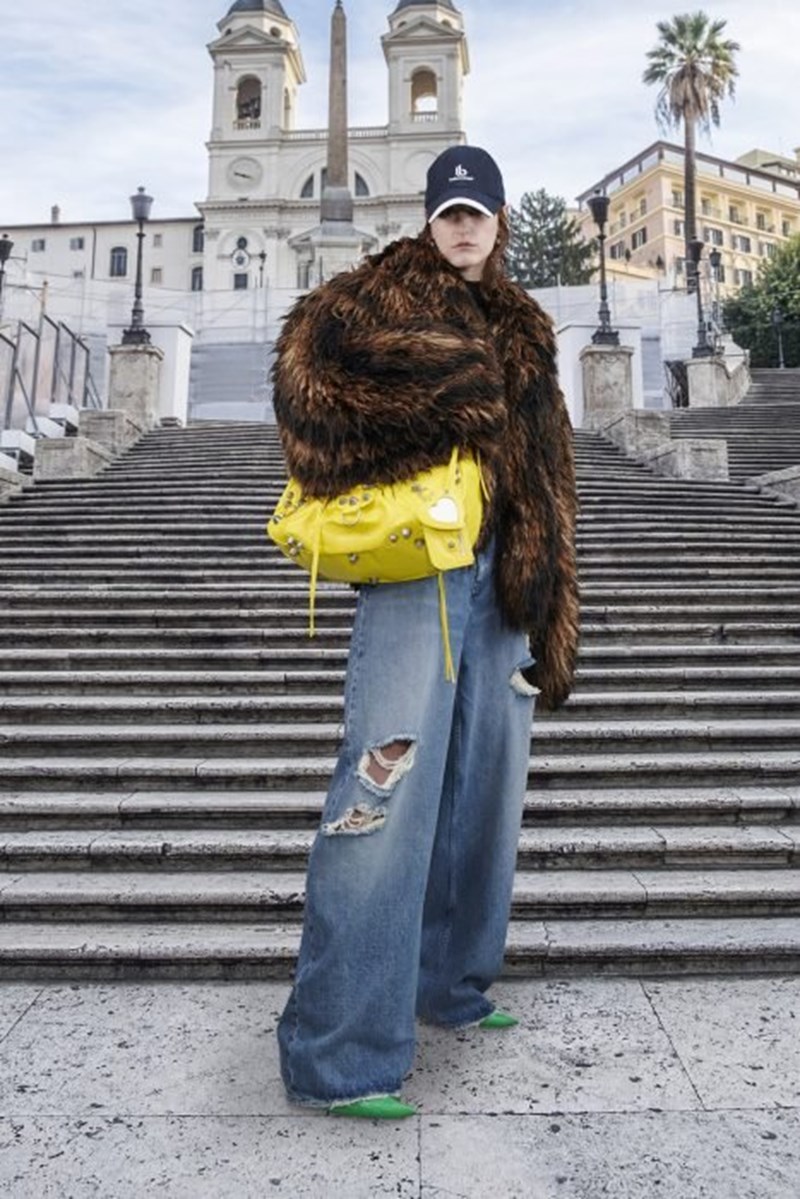 Η Pre-Fall 2021 συλλογή της Balenciaga φωτογραφίζεται με φόντο τα πιο δημοφιλή αξιοθέατα του κόσμου (ανάμεσά τους κι η Ακρόπολη) - εικόνα 7