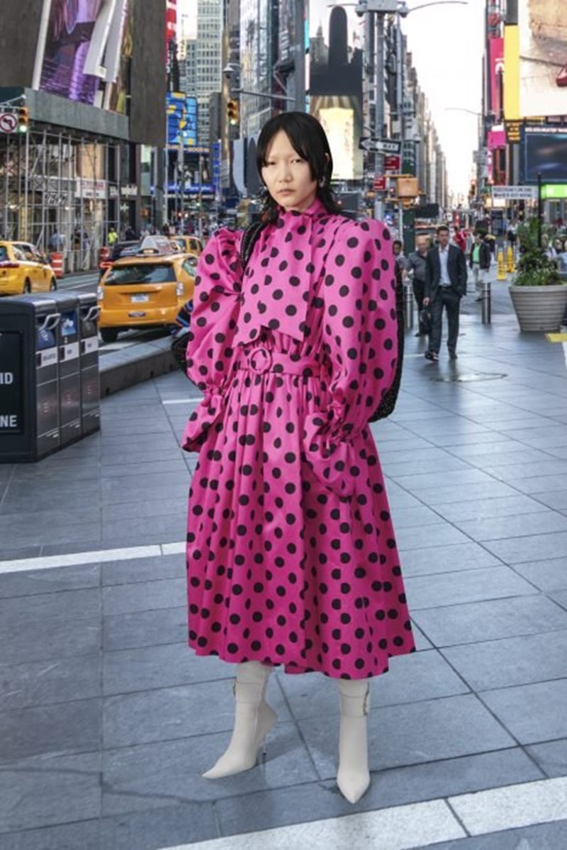 Η Pre-Fall 2021 συλλογή της Balenciaga φωτογραφίζεται με φόντο τα πιο δημοφιλή αξιοθέατα του κόσμου (ανάμεσά τους κι η Ακρόπολη) - εικόνα 2