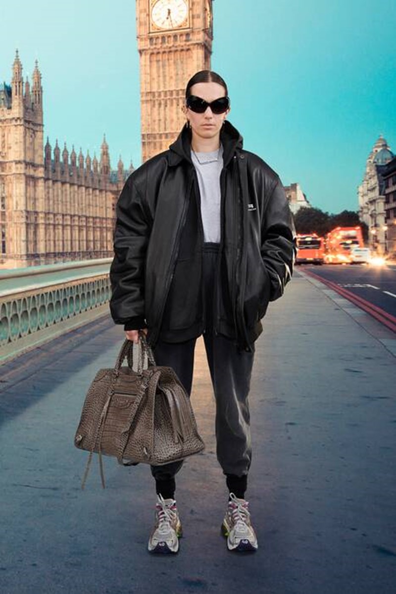 Η Pre-Fall 2021 συλλογή της Balenciaga φωτογραφίζεται με φόντο τα πιο δημοφιλή αξιοθέατα του κόσμου (ανάμεσά τους κι η Ακρόπολη) - εικόνα 6