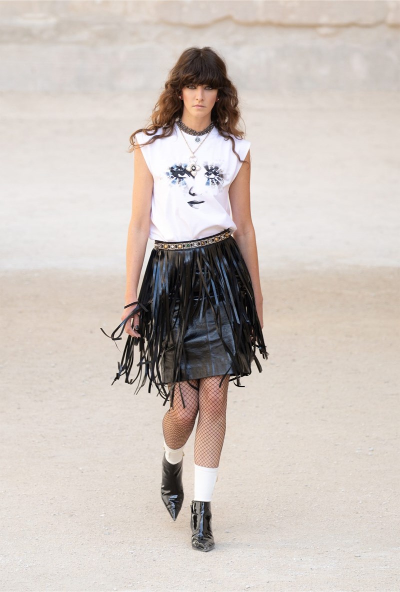 Chanel Cruise 2021/22: H νέα resort συλλογή του εμβληματικού οίκου φέρνει κοντά την γαλλική φινέτσα με τη punk αισθητική - εικόνα 3