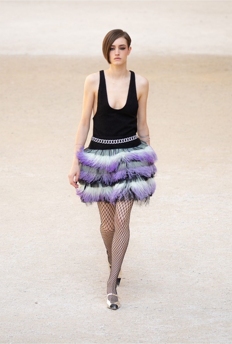 Chanel Cruise 2021/22: H νέα resort συλλογή του εμβληματικού οίκου φέρνει κοντά την γαλλική φινέτσα με τη punk αισθητική - εικόνα 14