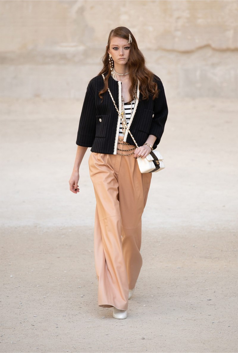 Chanel Cruise 2021/22: H νέα resort συλλογή του εμβληματικού οίκου φέρνει κοντά την γαλλική φινέτσα με τη punk αισθητική - εικόνα 13