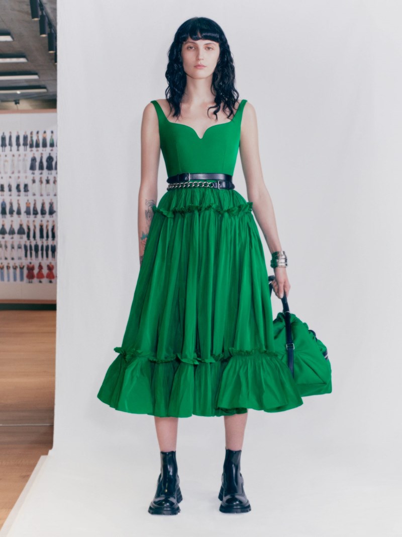 Ο Alexander McQueen μας υπόσχεται μια σεζόν γεμάτη ζωηρά χρώματα και δυναμισμό - εικόνα 1