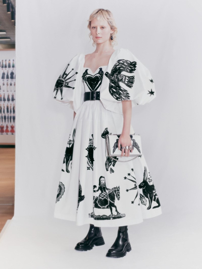 Ο Alexander McQueen μας υπόσχεται μια σεζόν γεμάτη ζωηρά χρώματα και δυναμισμό - εικόνα 3