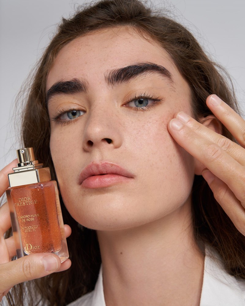 Ο top make- up artist Peter Philips μας αποκαλύπτει τα μυστικά (και τα must προϊόντα) πίσω από τα λαμπερά beauty looks στο Dior Cruise Show 2022 - εικόνα 2