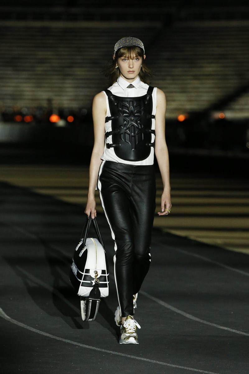 Dior Cruise 2022: Μια συλλογή που εμπνέεται από την αρχαία Ελλάδα αλλά έχει το βλέμμα της στραμμένο στο μέλλον - εικόνα 32