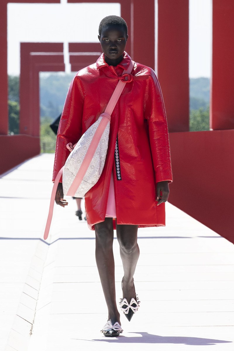 Louis Vuitton Cruise 2022: Αυτή η συλλογή μόλις προσγειώθηκε από το διάστημα - εικόνα 14