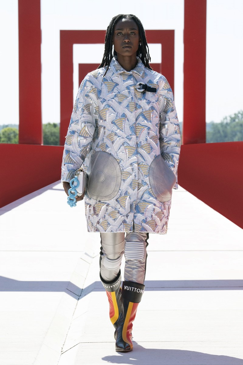 Louis Vuitton Cruise 2022: Αυτή η συλλογή μόλις προσγειώθηκε από το διάστημα - εικόνα 20
