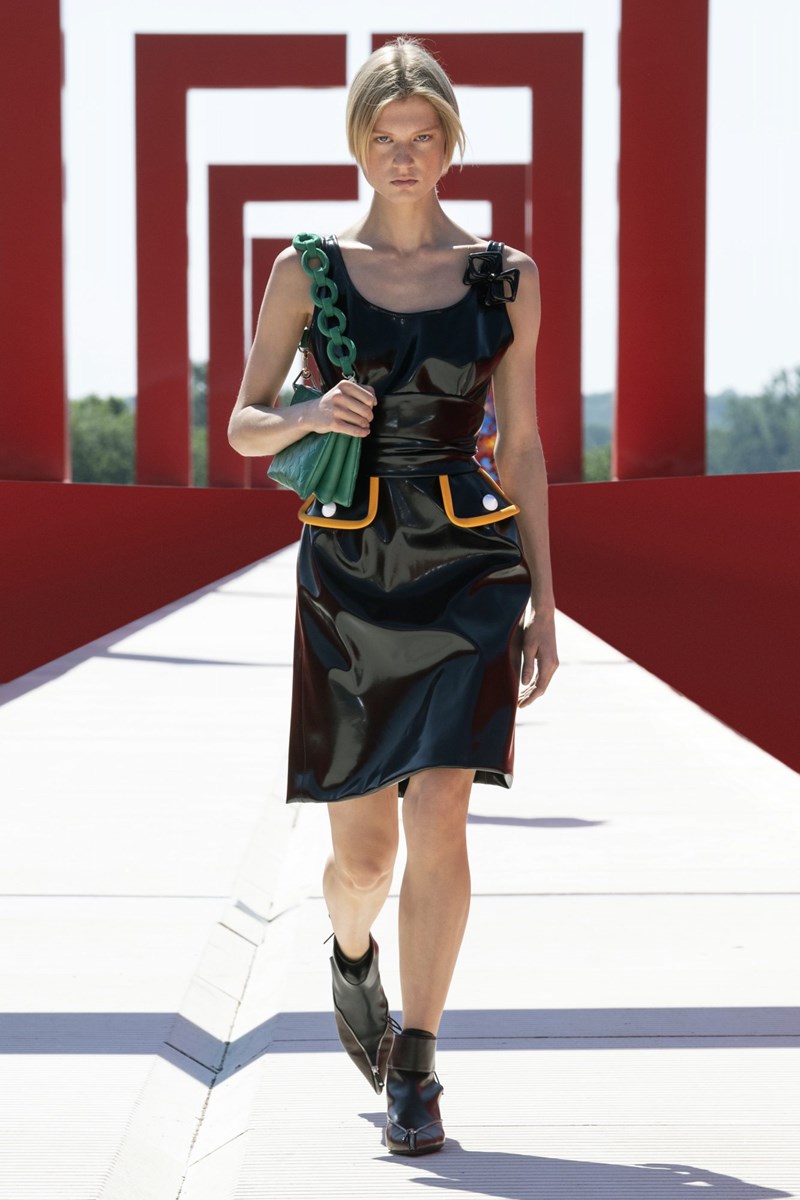 Louis Vuitton Cruise 2022: Αυτή η συλλογή μόλις προσγειώθηκε από το διάστημα - εικόνα 13