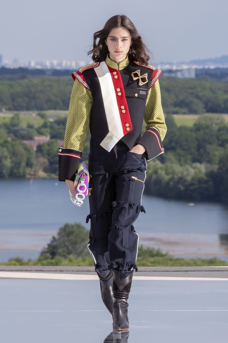 Louis Vuitton Cruise 2022: Αυτή η συλλογή μόλις προσγειώθηκε από το διάστημα - εικόνα 11