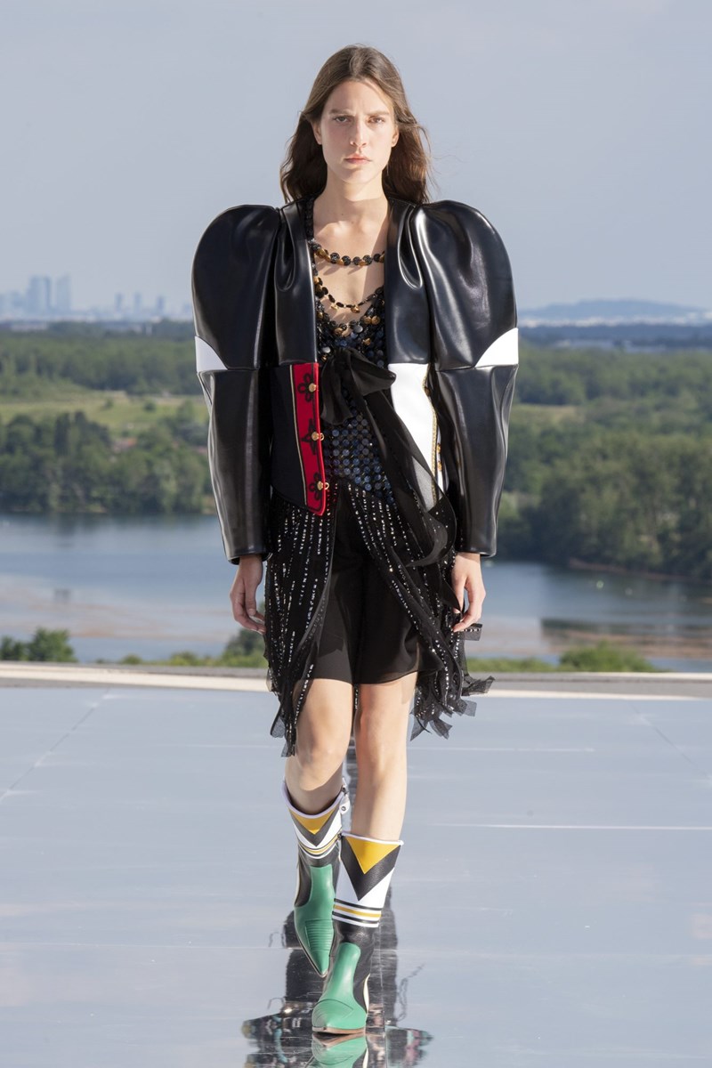 Louis Vuitton Cruise 2022: Αυτή η συλλογή μόλις προσγειώθηκε από το διάστημα - εικόνα 1
