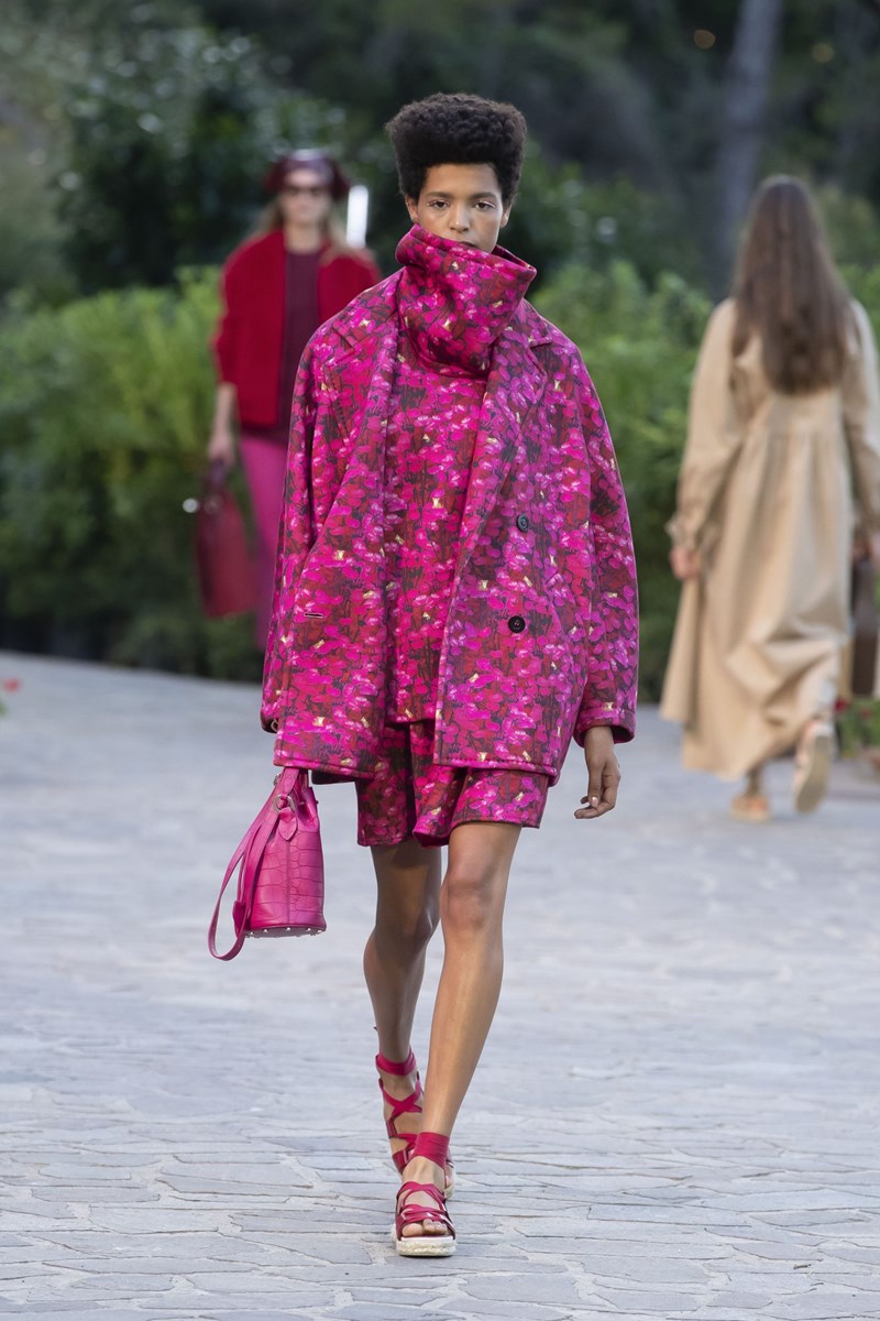 Max Mara Resort 2022: Μια υπέροχη συλλογή με φόντο την ατμοσφαιρική Ίσκια της Ιταλίας - εικόνα 12
