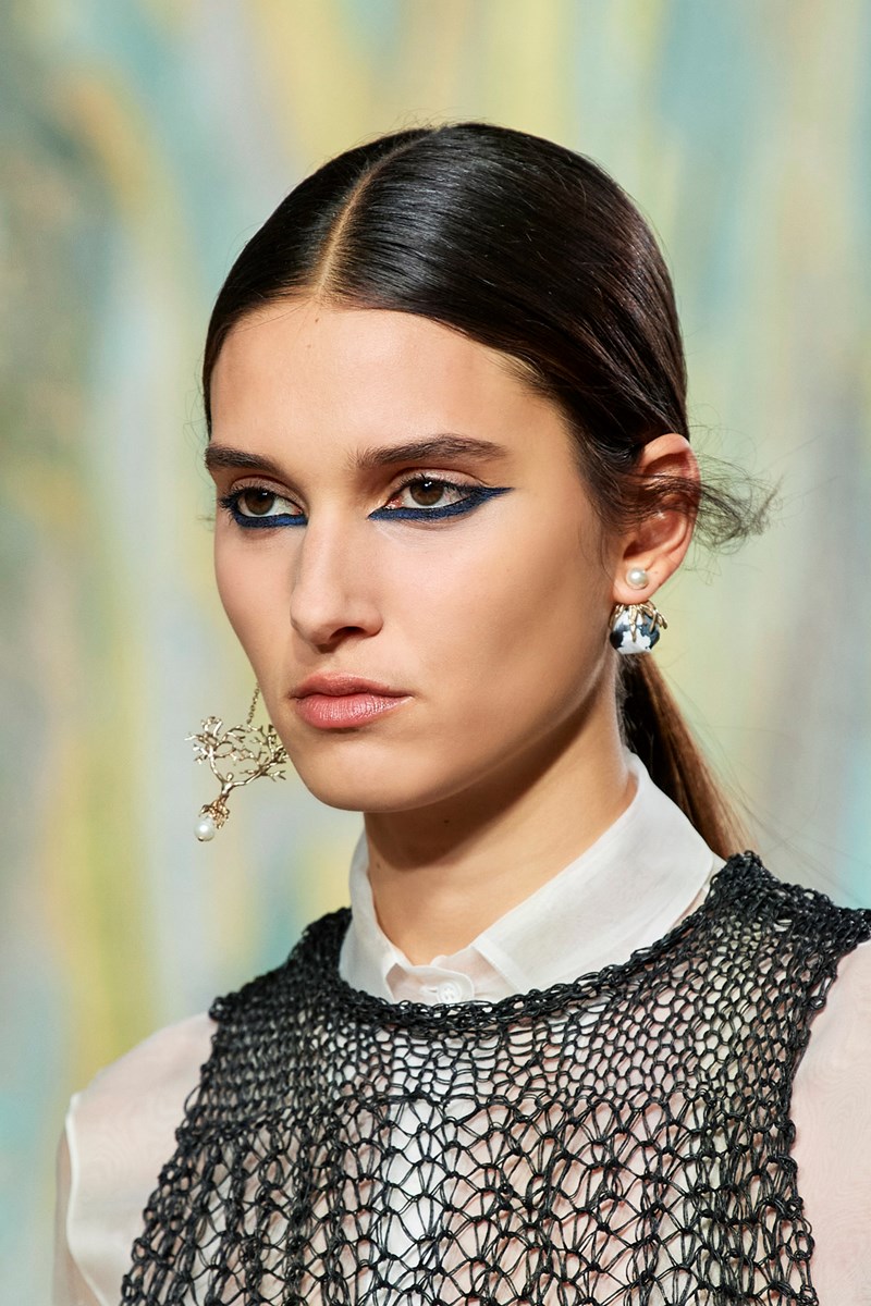 Έτσι θα δημιουργήσεις το super chic ponytail που έκλεψε τις εντυπώσεις στο couture show του οίκου Dior - εικόνα 3