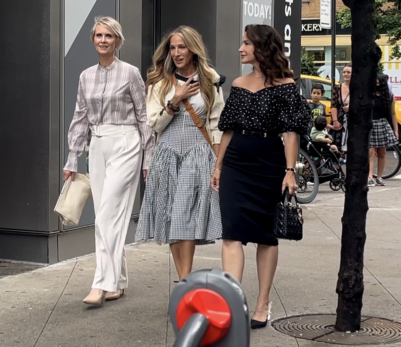 Sex and The City Reboot: Τα πρώτα luxury looks των πρωταγωνιστριών αποκαλύφθηκαν κι εμείς δηλώνουμε ενθουσιασμένες - εικόνα 5