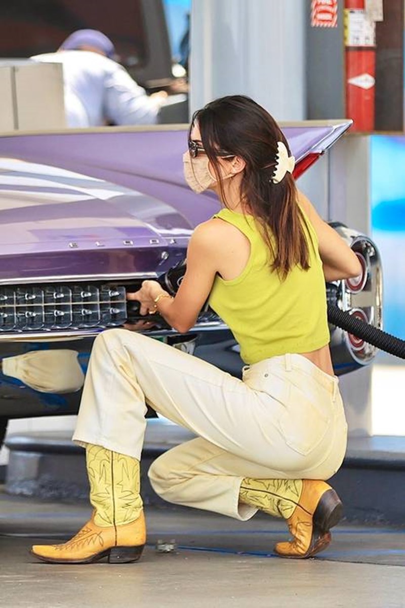 Μπορεί να έχει 30 βαθμούς έξω, αλλά η Kendall Jenner φόρεσε κιόλας το πιο hot trend του επόμενου φθινοπώρου - εικόνα 2
