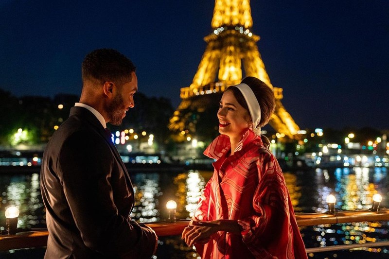 Emily in Paris: Οι πρώτες φωτογραφίες της 2ης σεζόν και οι 18 δημιουργίες του Βασίλη Ζούλια που θα προβληθούν στη σειρά - εικόνα 2