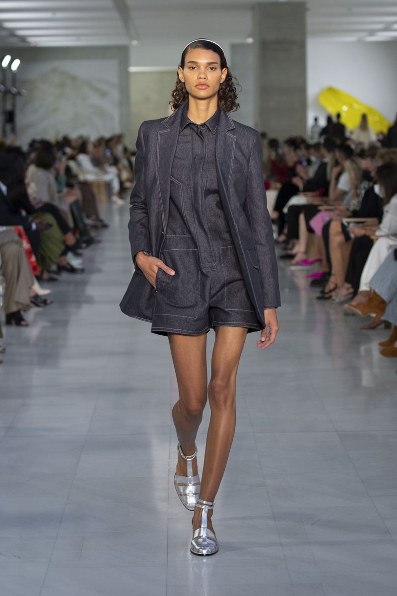 Milan Fashion Week: Για την Max Mara είμαστε όλες «σύγχρονες επαναστάτριες» - εικόνα 2