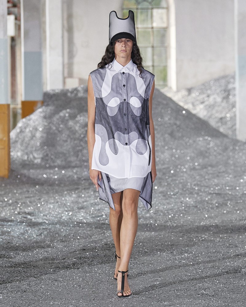 Burberry SS2022: Μια συλλογή γεμάτη έξυπνους πειραματισμούς που αποδεικνύει πως ο οίκος "αλλάζει" - εικόνα 12