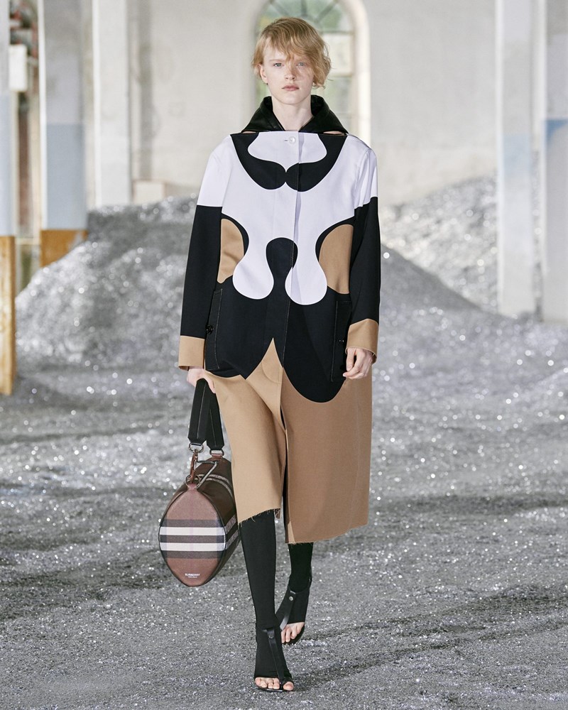 Burberry SS2022: Μια συλλογή γεμάτη έξυπνους πειραματισμούς που αποδεικνύει πως ο οίκος "αλλάζει" - εικόνα 11