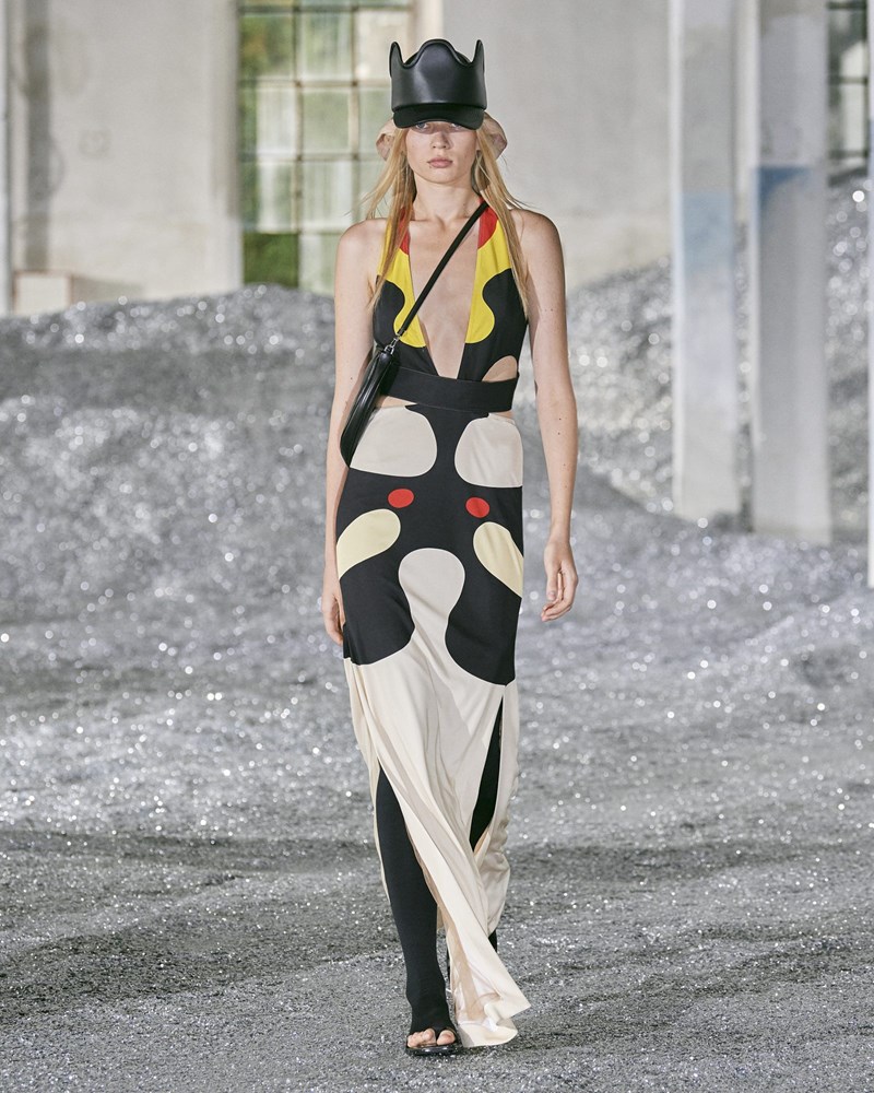 Burberry SS2022: Μια συλλογή γεμάτη έξυπνους πειραματισμούς που αποδεικνύει πως ο οίκος "αλλάζει" - εικόνα 13