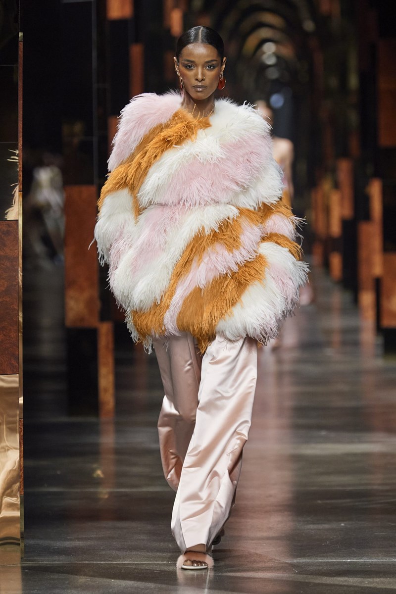 Fendi SS22: Η ιταλική κομψότητα ζει την στιγμή της - εικόνα 11