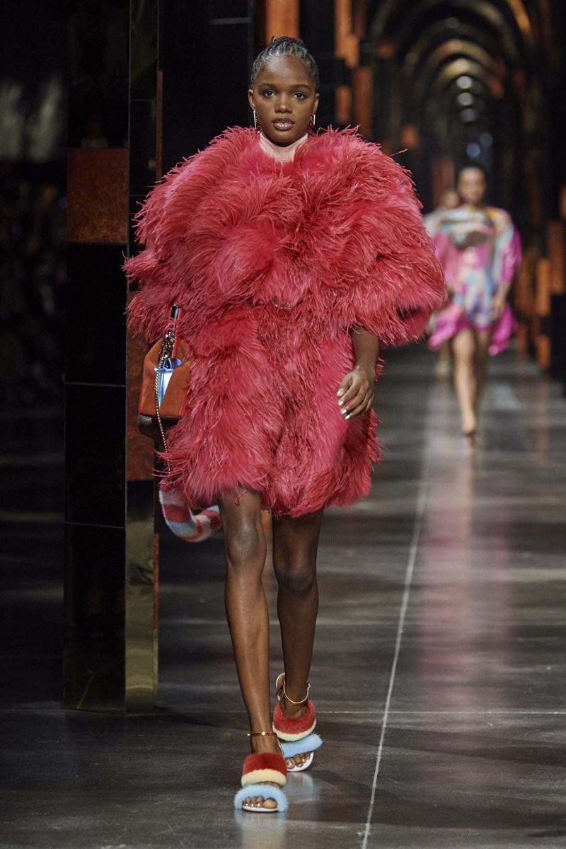 Fendi SS22: Η ιταλική κομψότητα ζει την στιγμή της - εικόνα 19