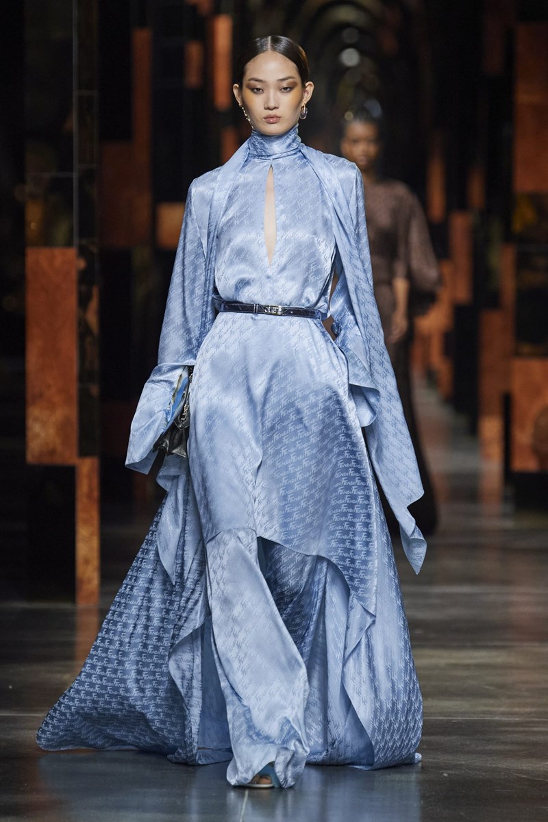 Fendi SS22: Η ιταλική κομψότητα ζει την στιγμή της - εικόνα 8
