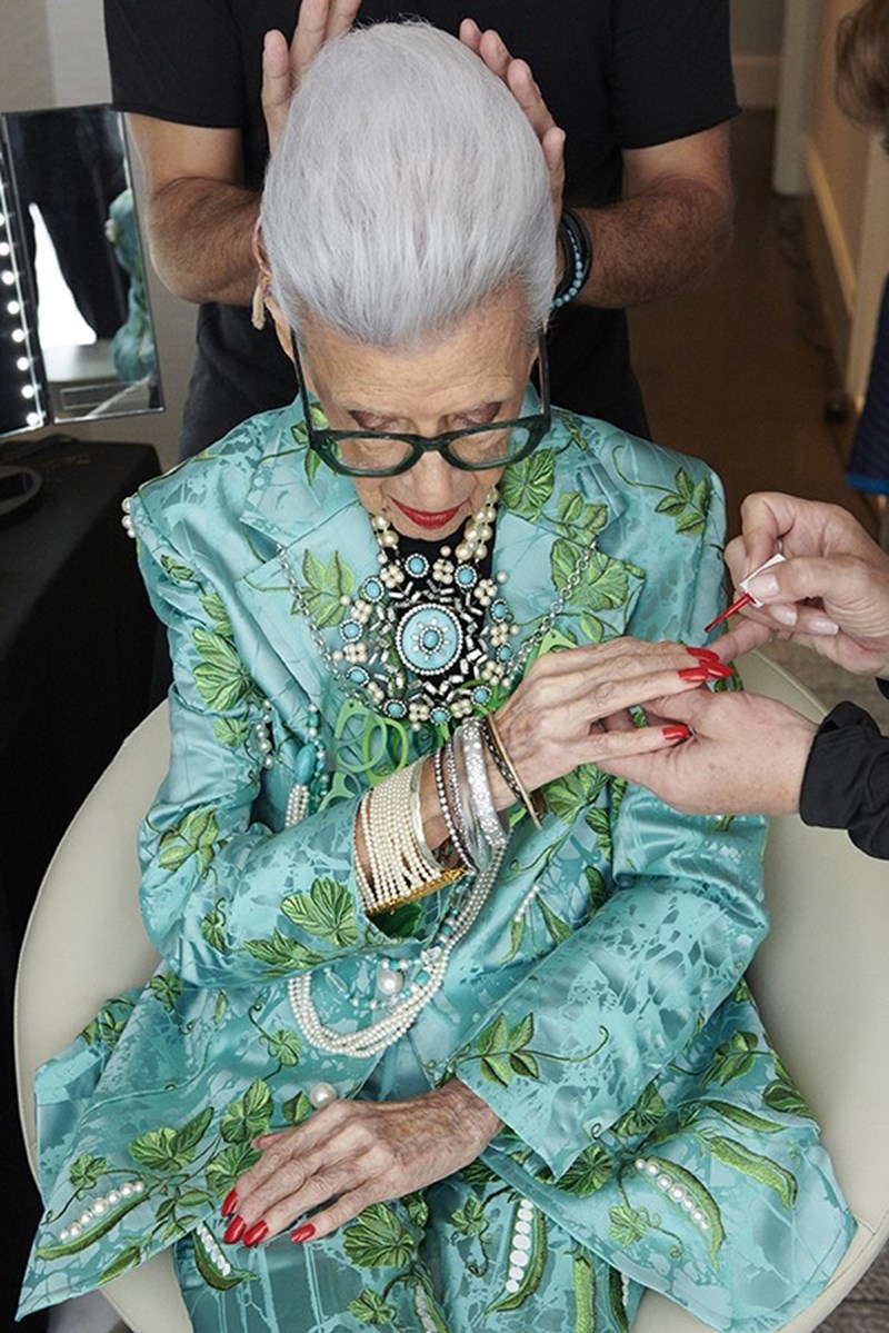 Iris Apfel x H&M: Μια συλλογή - φόρος τιμής στο fashion icon που μόλις έκλεισε τα 100 του χρόνια - εικόνα 1