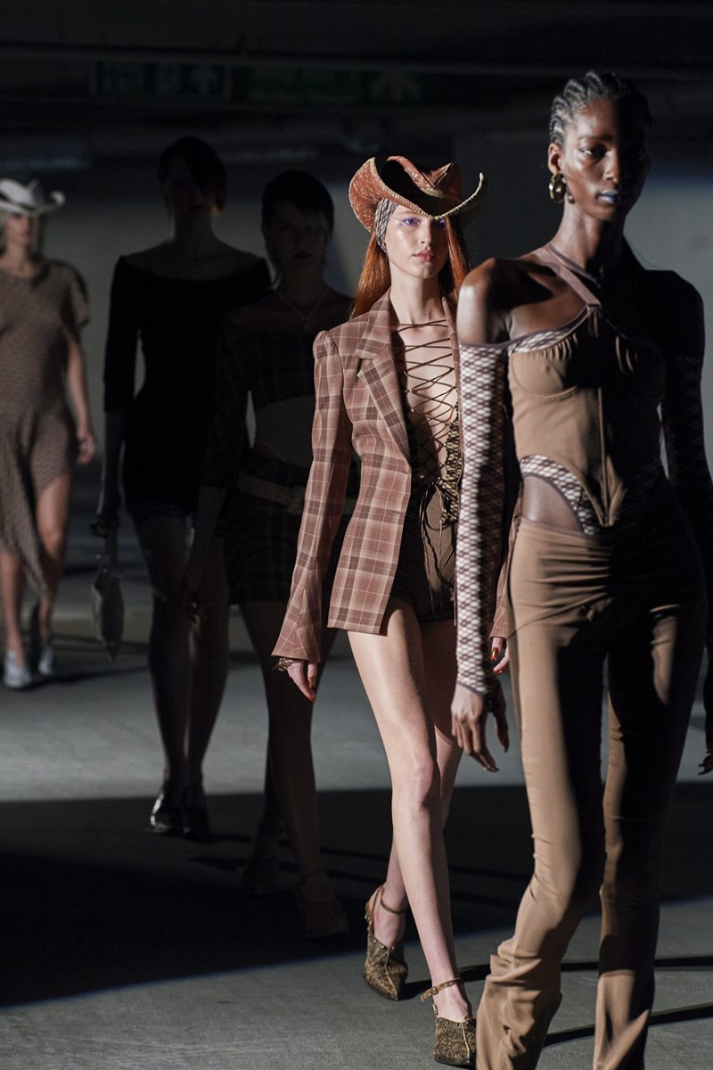 Nensi Dojaka, Erdem, Simone Rocha και όλα όσα μας εντυπωσίασαν στην Εβδομάδα Μόδας του Λονδίνου - εικόνα 1