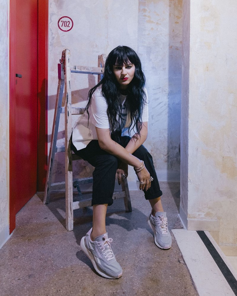 Genevieve Majari: Τα στοιχεία που χτίζουν το legacy της εκρηκτικής «Ζεν» αλλά και τα styling tips που ακολουθεί πιστά - εικόνα 1