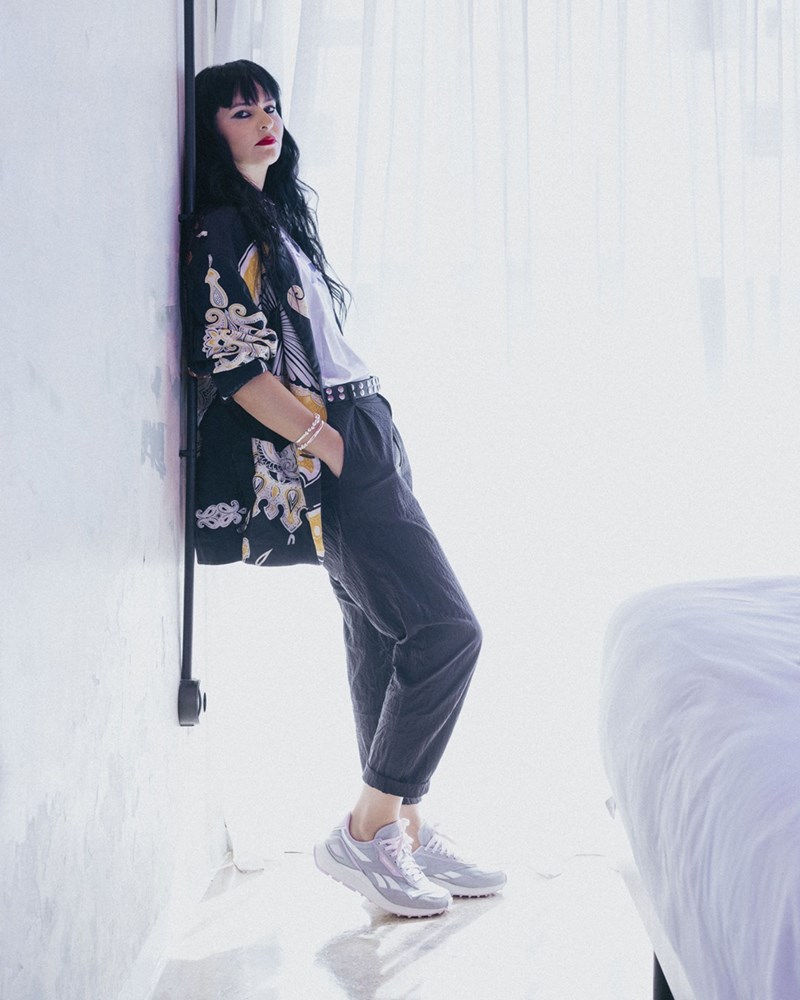 Genevieve Majari: Τα στοιχεία που χτίζουν το legacy της εκρηκτικής «Ζεν» αλλά και τα styling tips που ακολουθεί πιστά - εικόνα 2