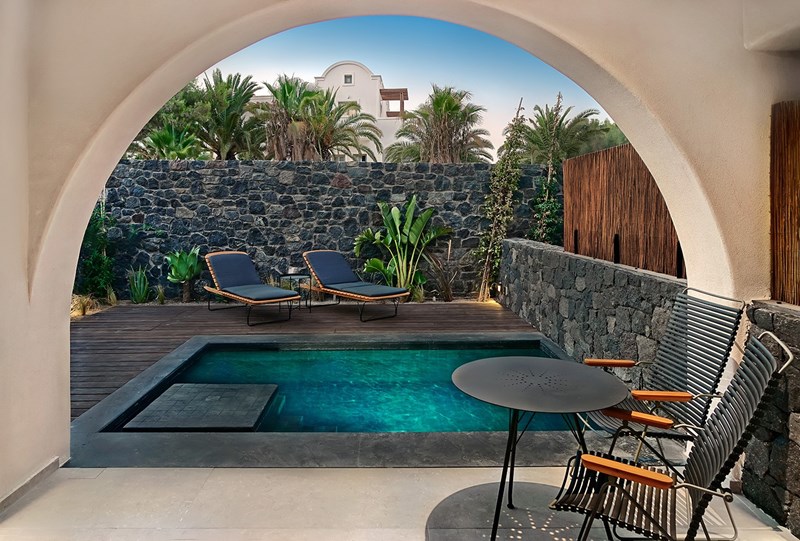 Άνοιξε τις πύλες του το πολυτελές Radisson Blu Zaffron Resort στη Σαντορίνη - εικόνα 2