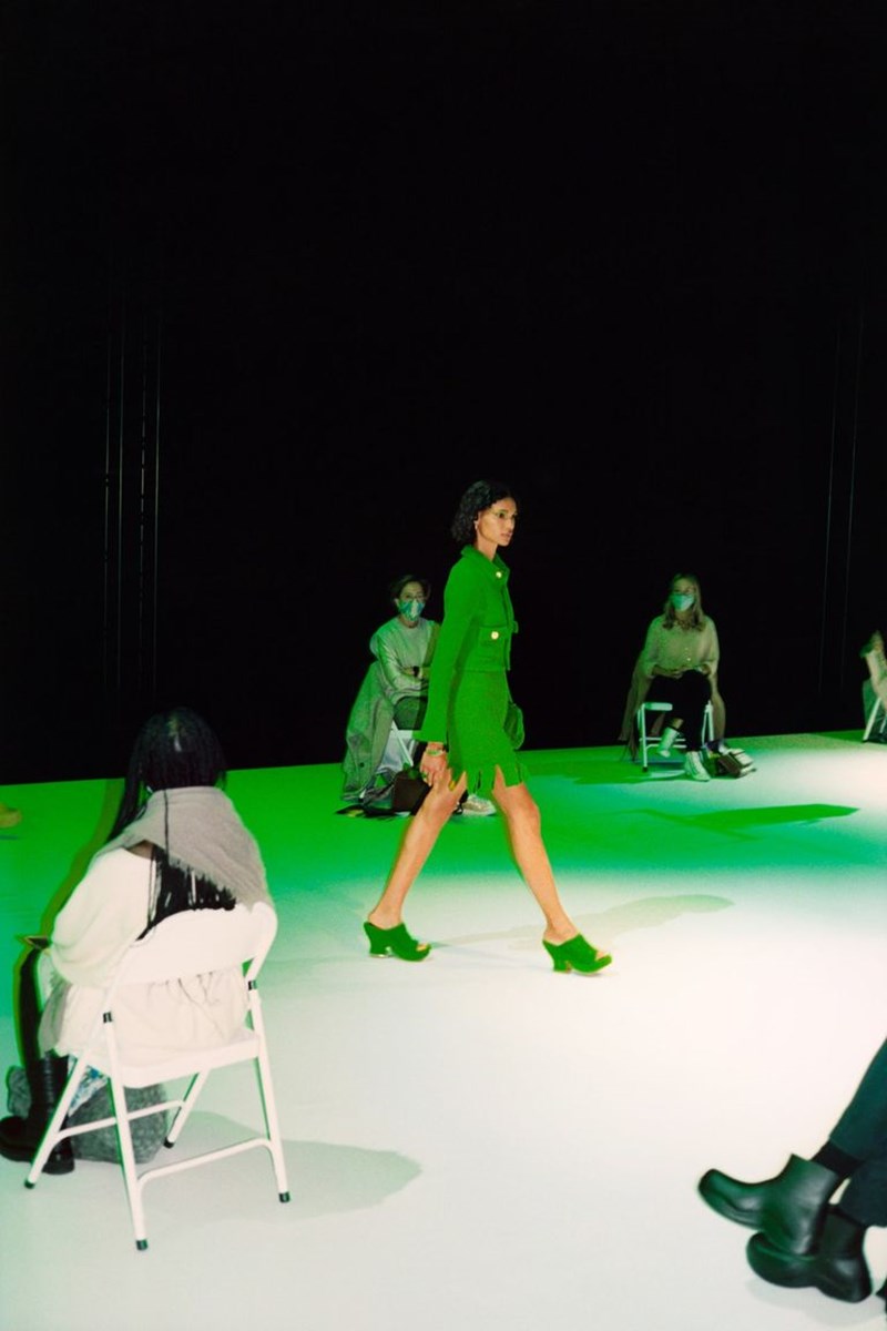 London Fashion Week SS22: Ξέρουμε ποια απόχρωση του πράσινου θα είναι hot την επόμενη άνοιξη - εικόνα 13