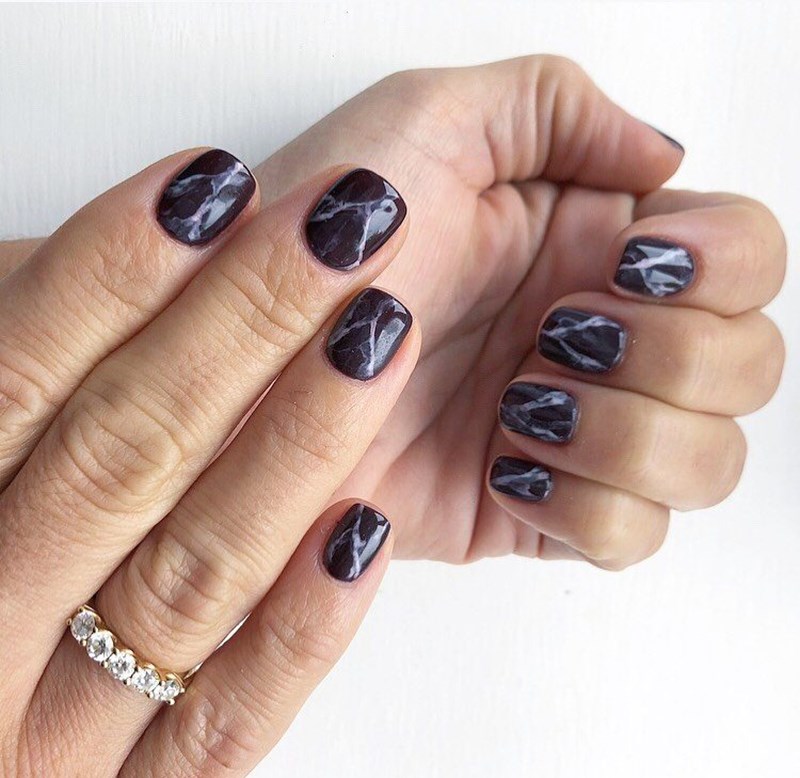 Έχεις τετράγωνα νύχια; Βρήκαμε τα nail trends που σου ταιριάζουν - εικόνα 3