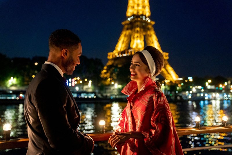 «Emily in Paris»: Το ρετρό χτένισμα, με το οποίο θα δούμε την lily Collins στα νέα επεισόδια, σίγουρα θα το τολμήσουμε - εικόνα 1