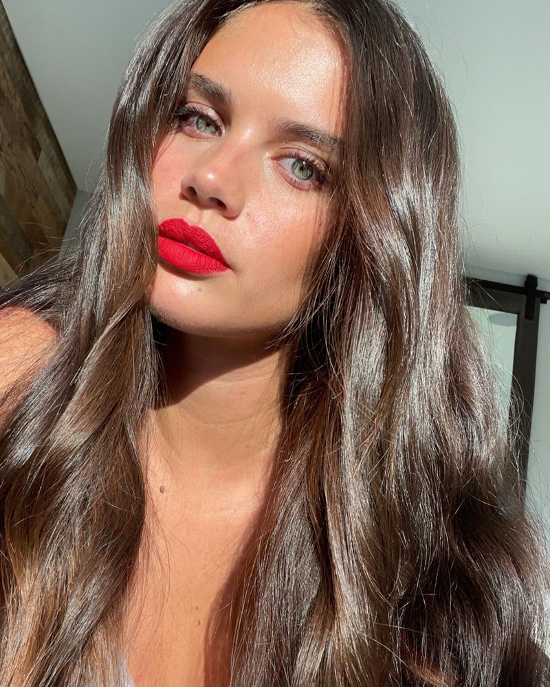 Long Hair, Don't Care: Φέτος η σεζόν μας "καλεί" να αφήσουμε τα μαλλιά μας πιο μακριά από ποτέ. Το ίδιο και αυτές οι 8 celebrities - εικόνα 4
