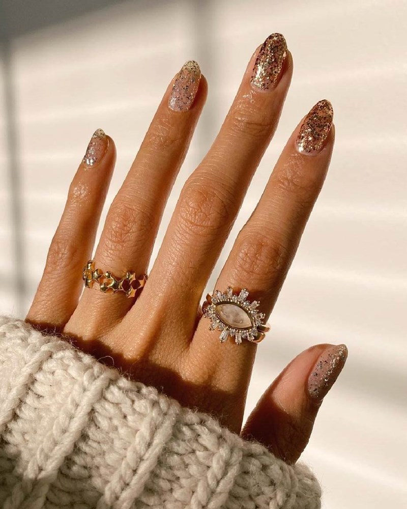 Sparkling Manicure: Λίγη λάμψη και στα άκρα δεν έβλαψε ποτέ κανέναν (ειδικά στις γιορτές) - εικόνα 2