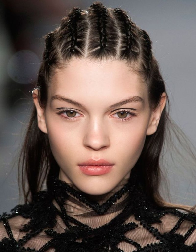 Party Season: 6 χτενίσματα που ταιριάζουν τέλεια με το little black dress σου - εικόνα 4