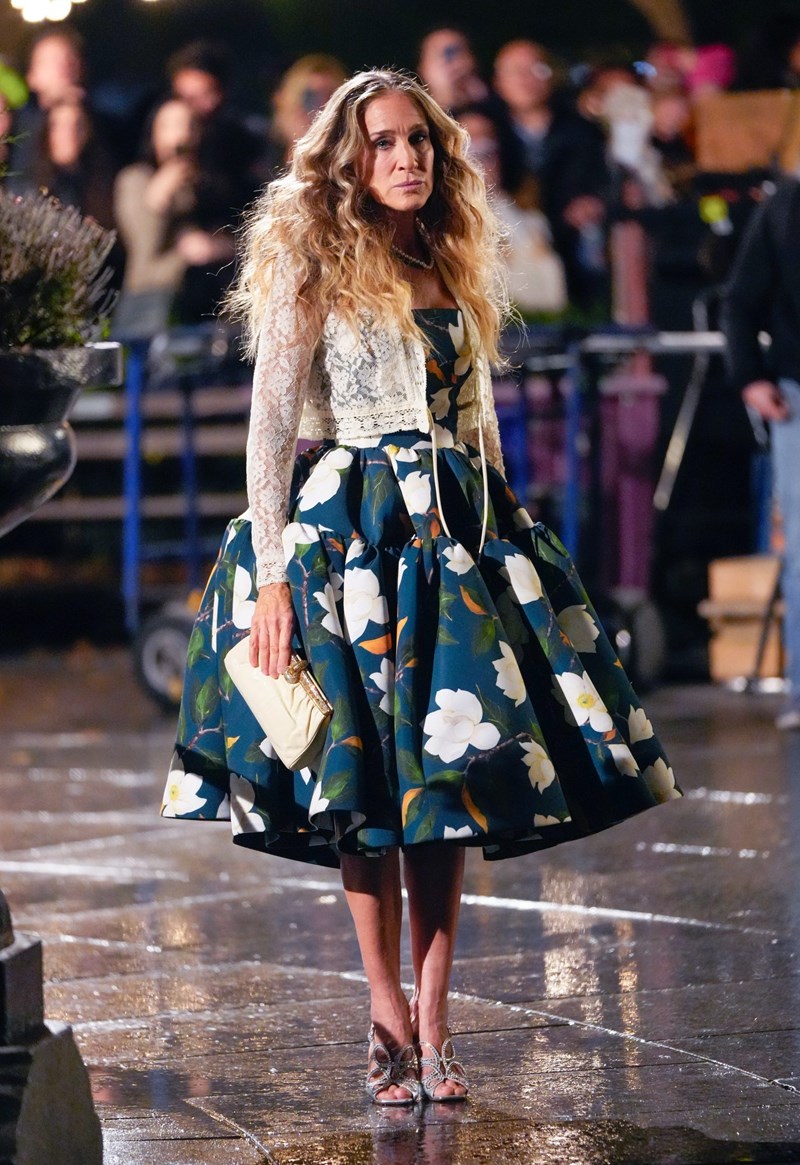 Το reboot του Sex and the City έκανε πρεμιέρα! 15 looks της Carrie Bradshaw που θα δούμε στα νέα επεισόδια - εικόνα 17