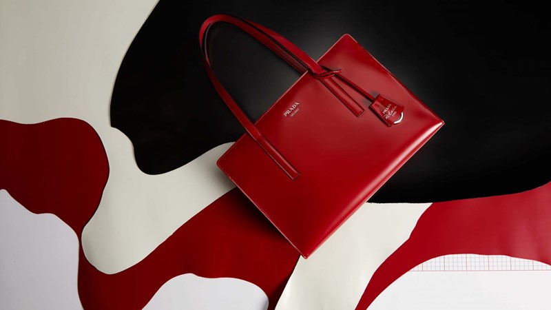 The "Re-Edition 1995" Bag: Η τσάντα που κάθε κομψή γυναίκα πρέπει να έχει στην συλλογή της φέρει την υπογραφή της Prada - εικόνα 3