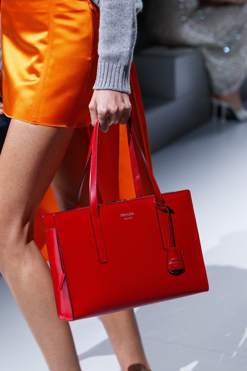 The "Re-Edition 1995" Bag: Η τσάντα που κάθε κομψή γυναίκα πρέπει να έχει στην συλλογή της φέρει την υπογραφή της Prada - εικόνα 1