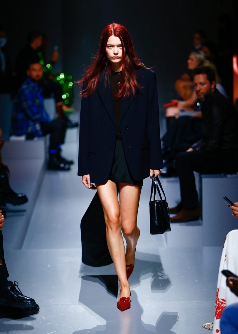 The "Re-Edition 1995" Bag: Η τσάντα που κάθε κομψή γυναίκα πρέπει να έχει στην συλλογή της φέρει την υπογραφή της Prada - εικόνα 2