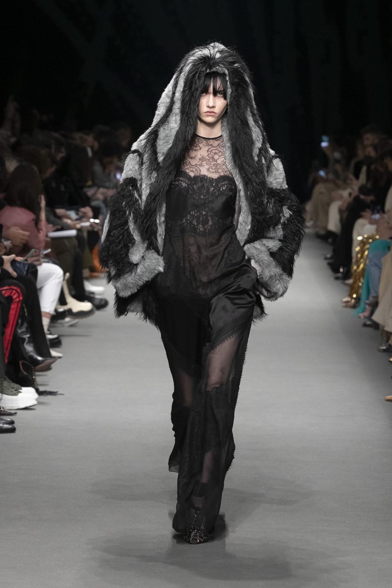 Η Alberta Ferretti πιστεύει πως οι γυναίκες έχουν ανάγκη να ονειρευτούν ξανά - εικόνα 22